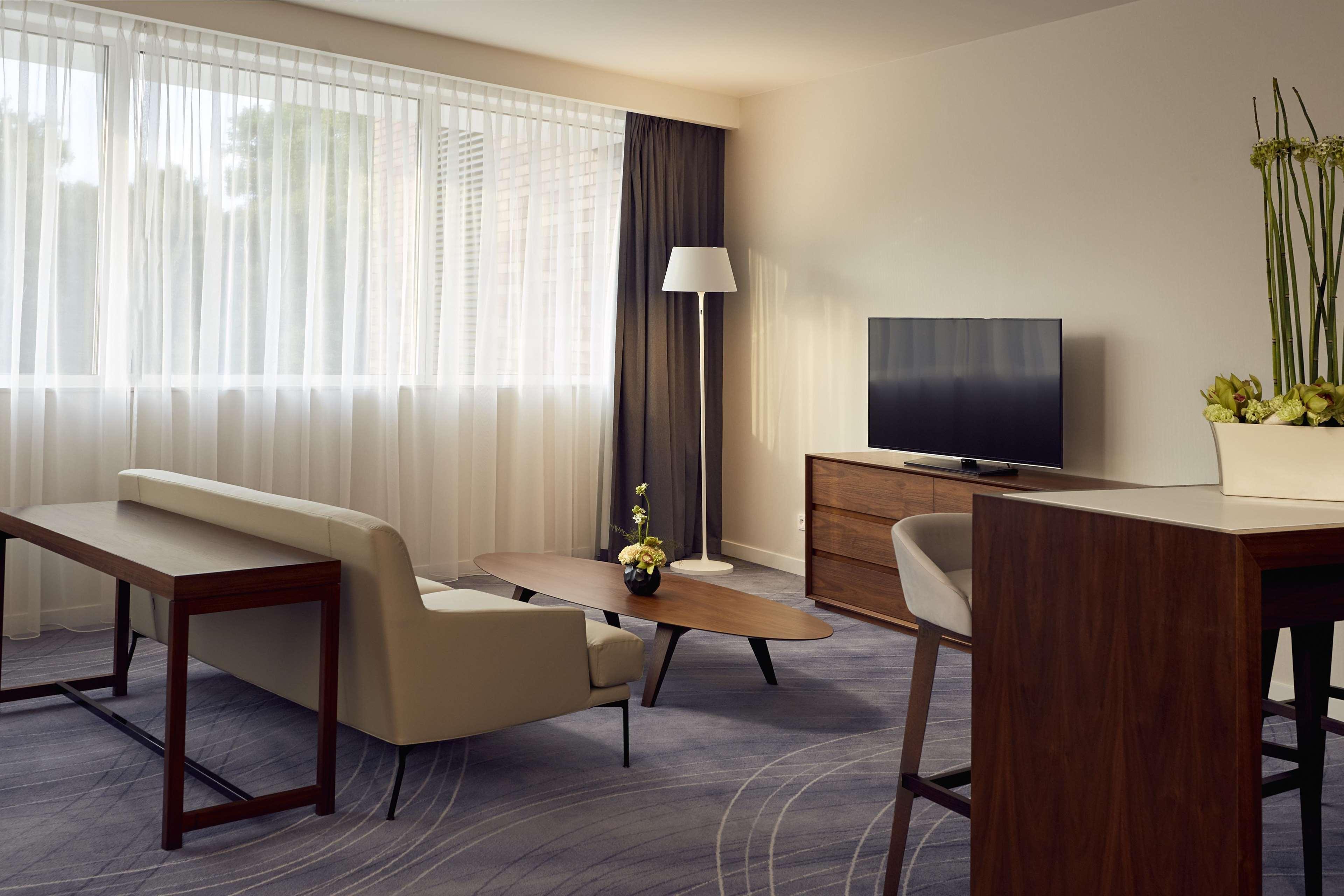 Doubletree By Hilton Wroclaw Hotel Exterior photo Suite