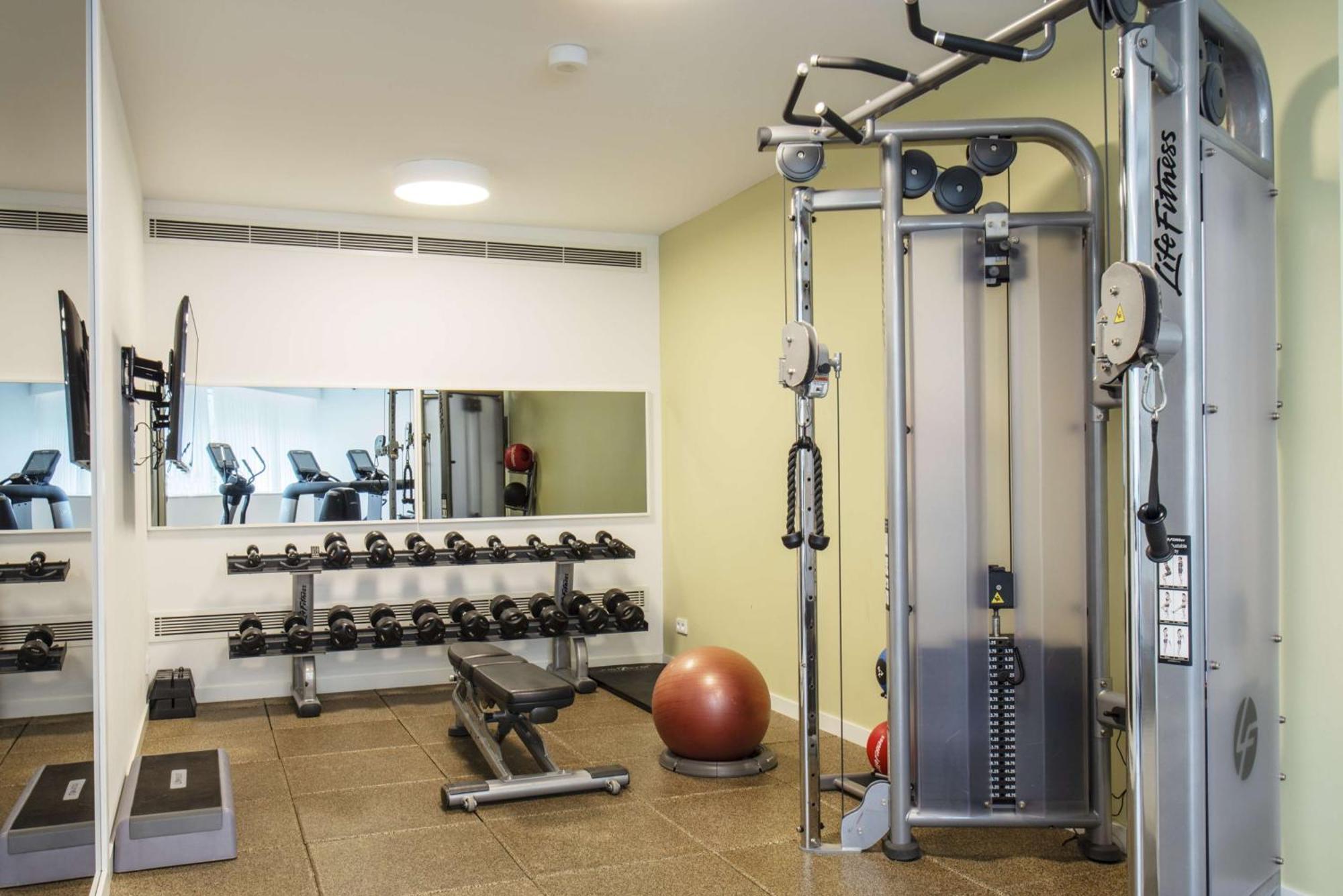 Doubletree By Hilton Wroclaw Hotel Exterior photo A typical home gym