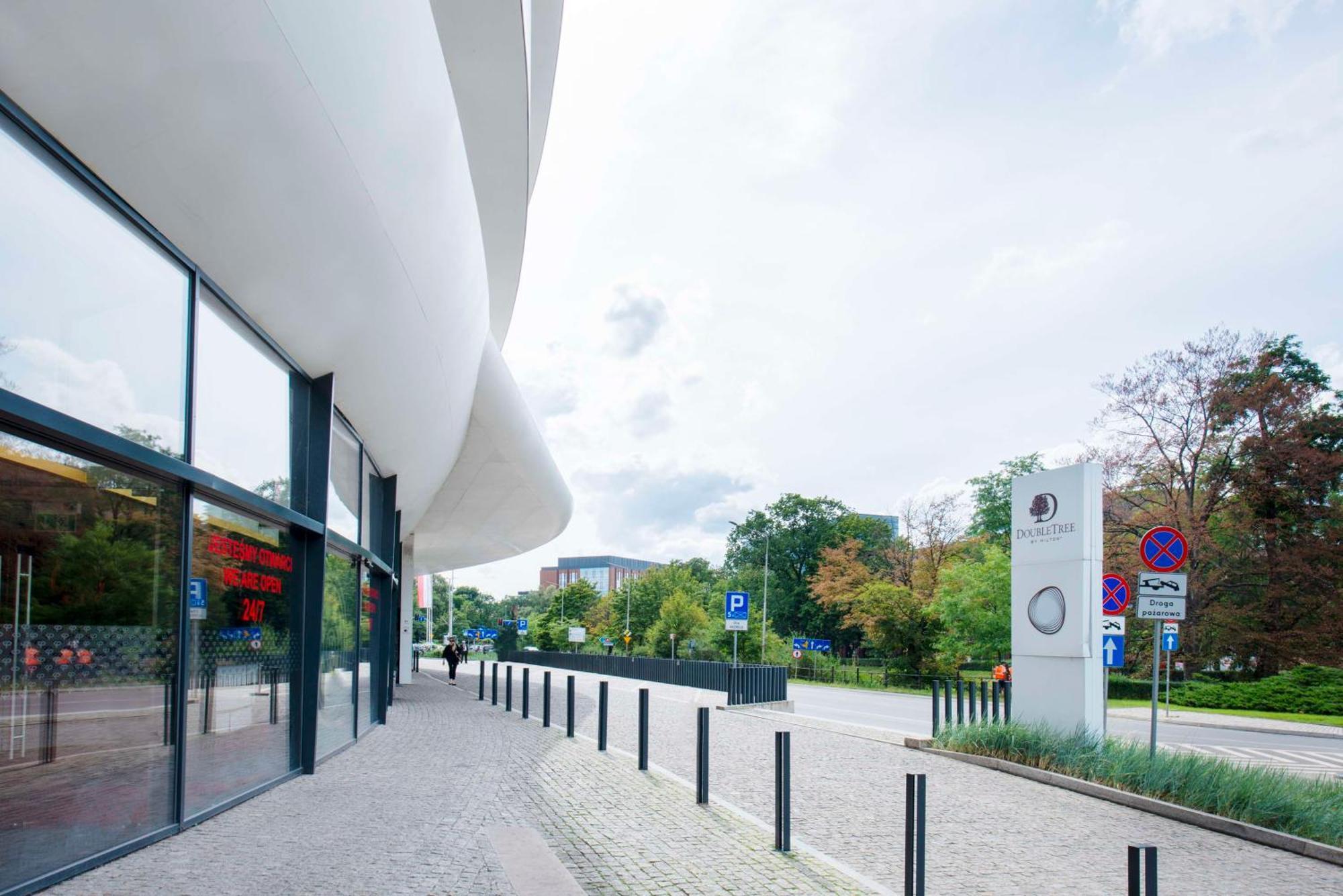 Doubletree By Hilton Wroclaw Hotel Exterior photo The entrance of the museum